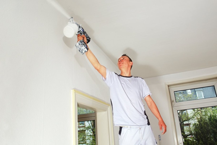 Побеленный потолок