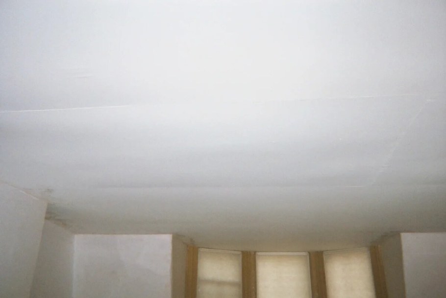 Побеленный потолок