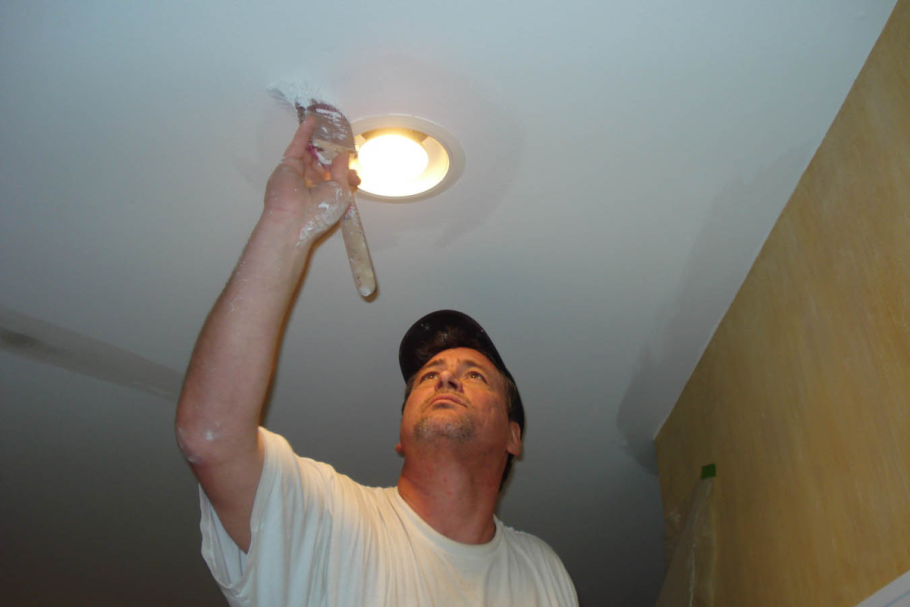 Покрасить потолок водоэмульсионной краской