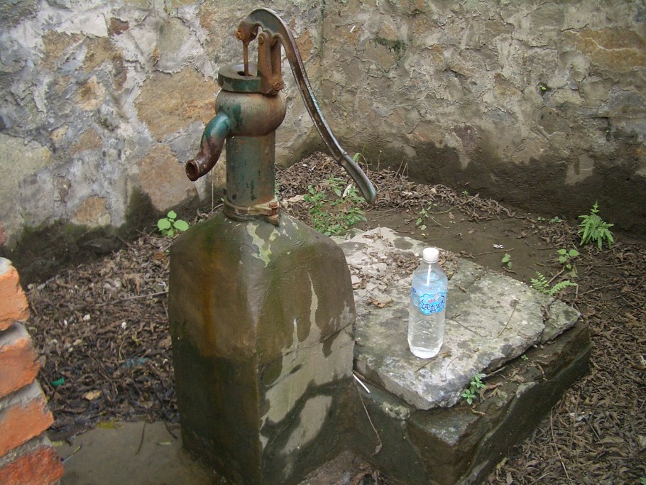 Старая колонка для воды