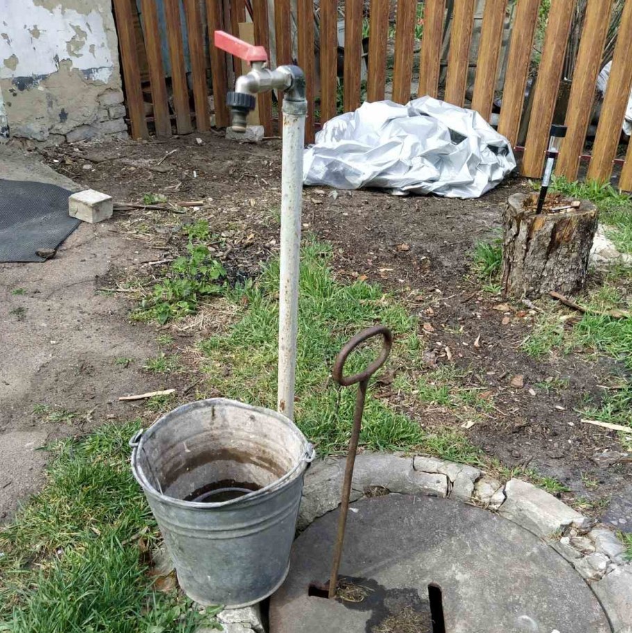 Водопроводный кран в саду