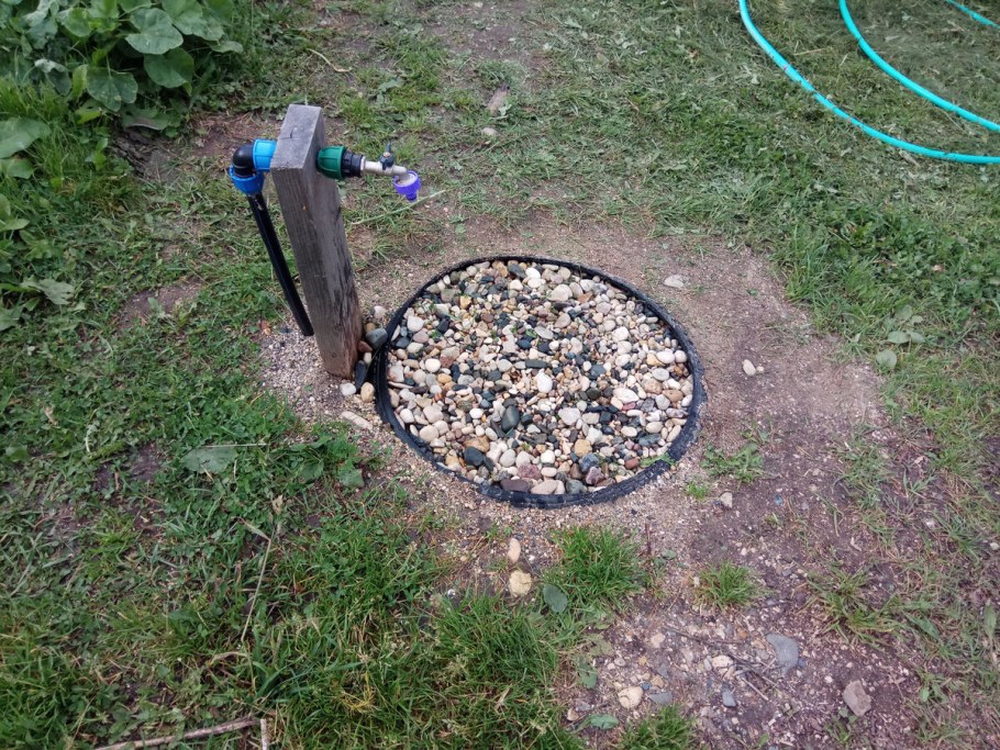 Водопроводный кран на дачном участке