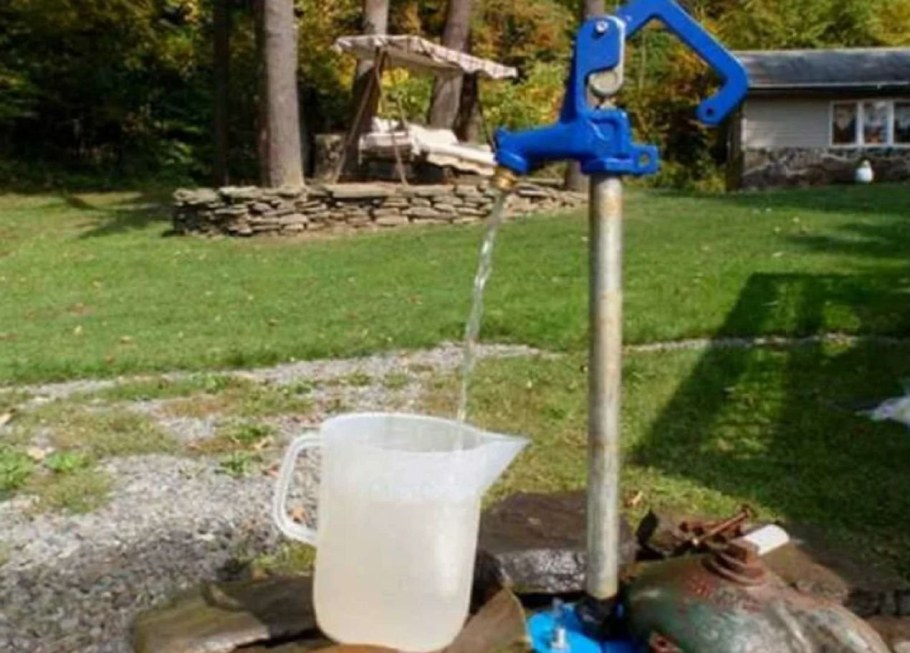 Ручной насос для воды из скважины