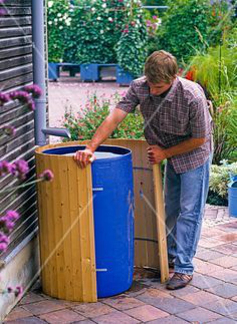 Декорирование емкости для воды на участке