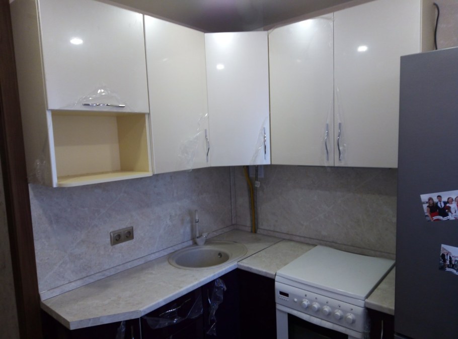 Угловая кухня в хрущевке с колонкой