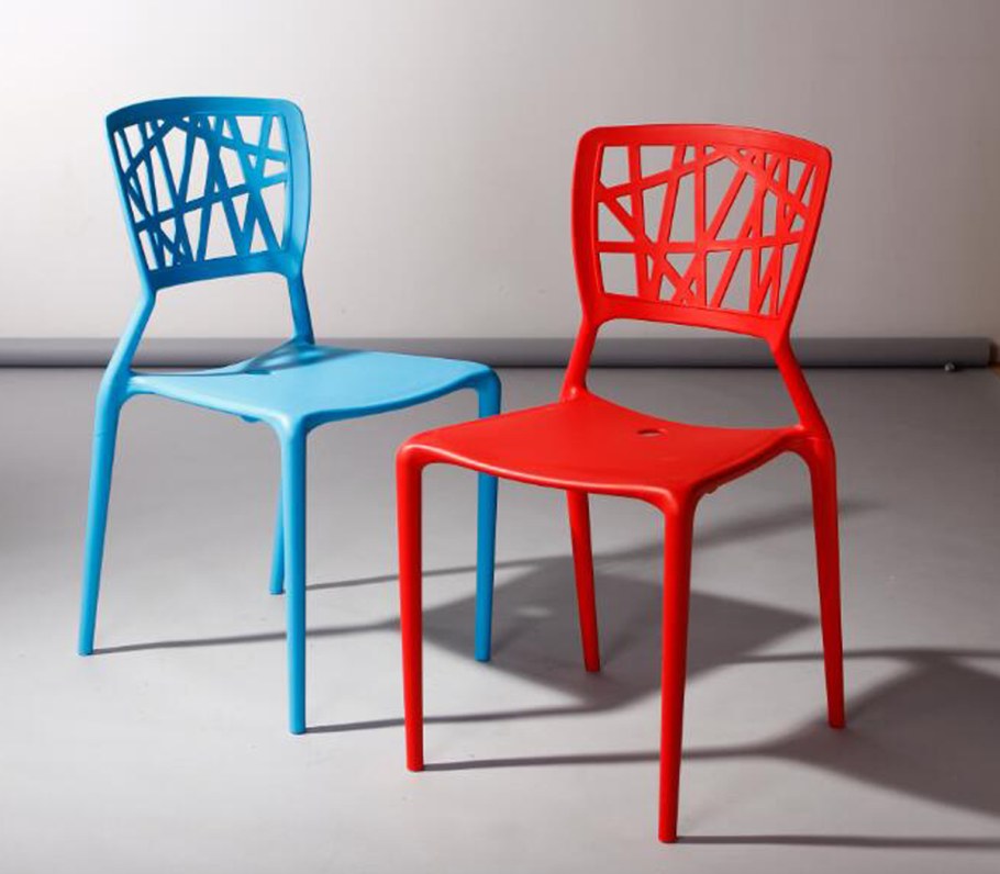 Пластиковые стулья