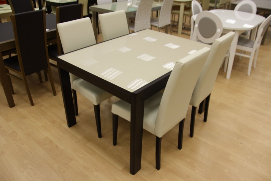 Светлый кухонный стол и темные стулья