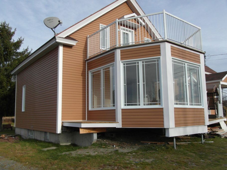 Веранда на сваях застекленная