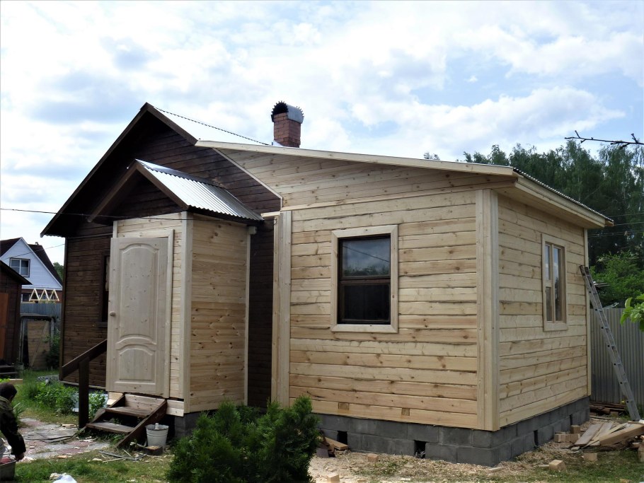 Пристройка туалета к деревянному дому