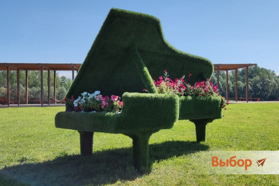 Скульптуры возле драмтеатра Оренбург