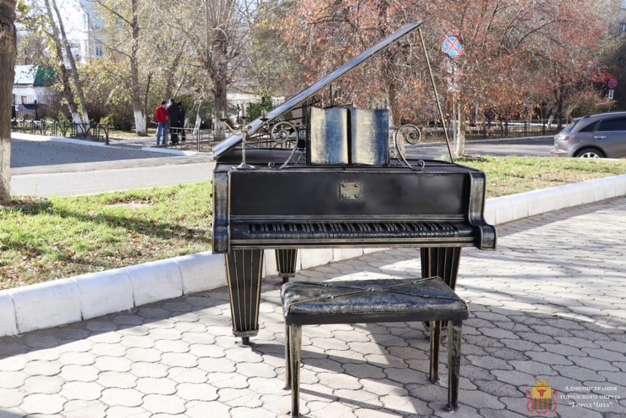 Арт-объект «рояль в кустах» СПБ