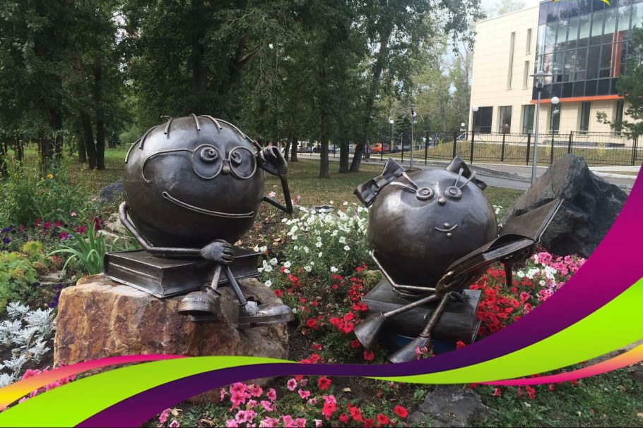 Девушка с планшетом Рязань памятник