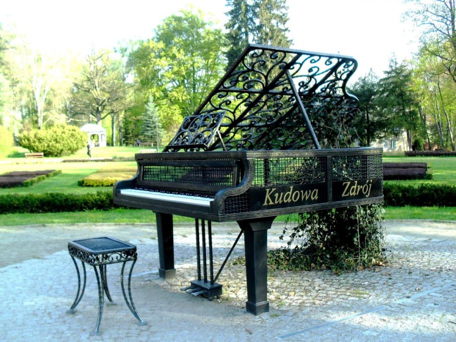 Арт-объект «рояль в кустах» СПБ