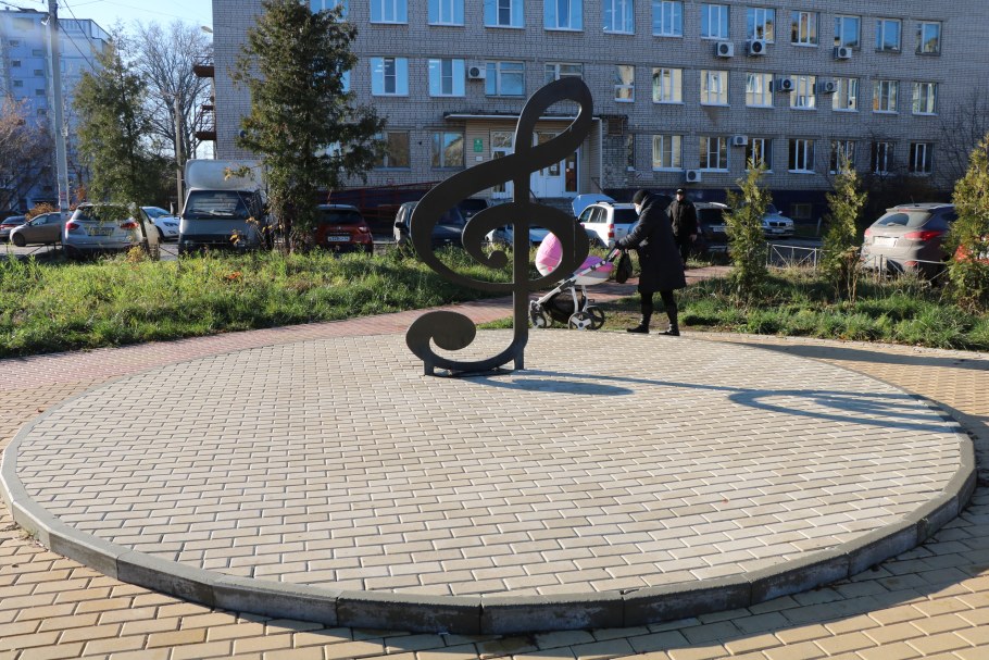 Арт объект в форме гитары