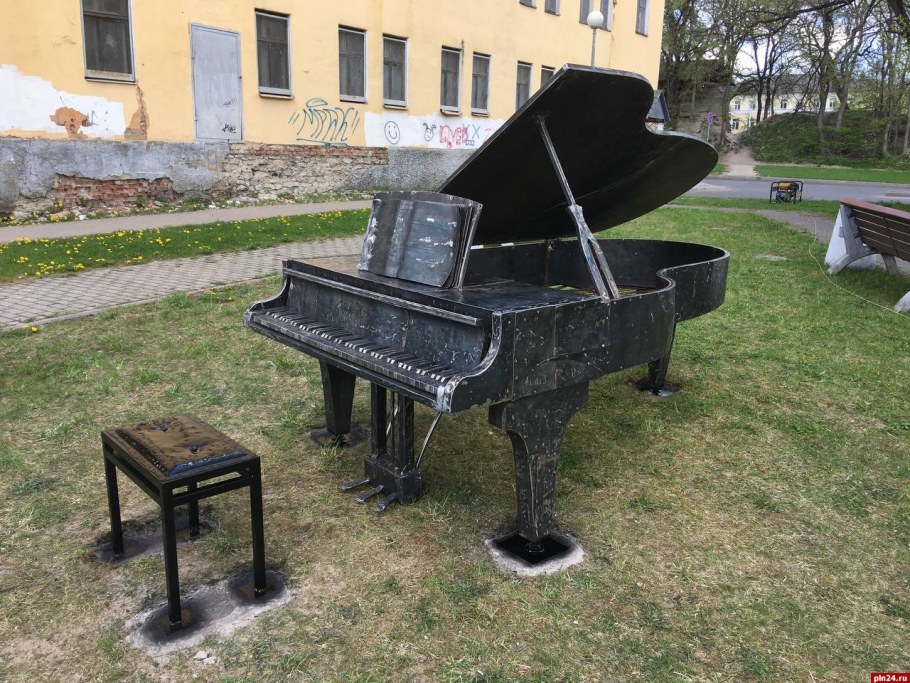 Памятник Пахмутовой в Волгограде