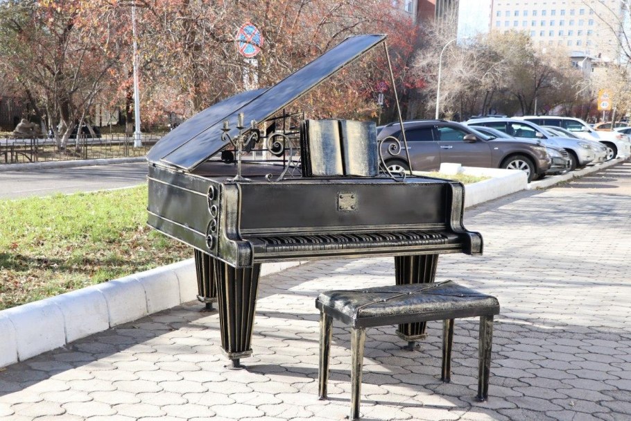 Лавочка в виде пианино