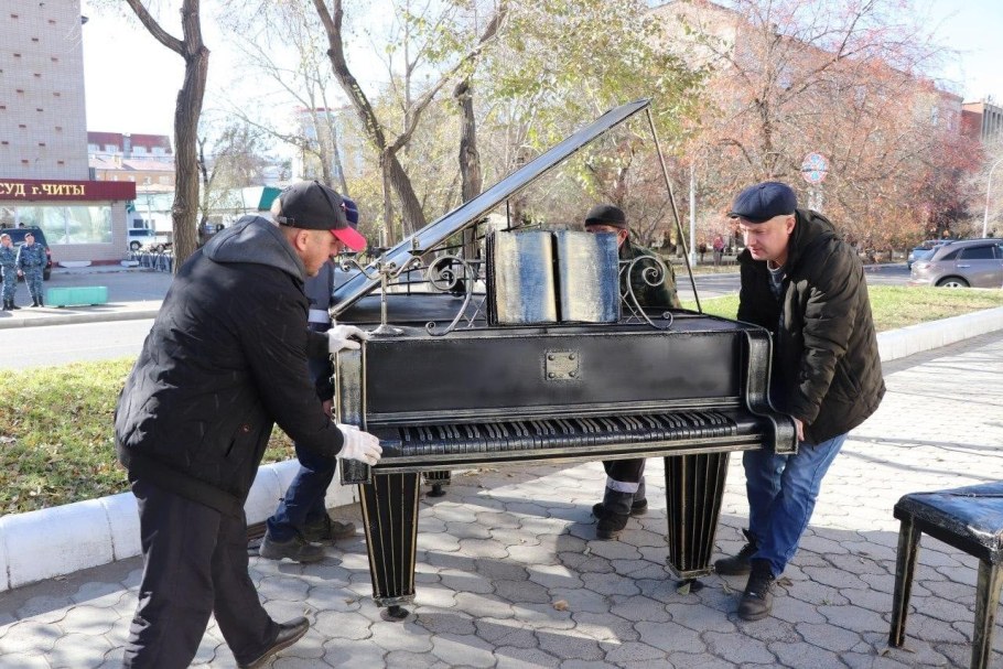 Медведь на лавочке Великий Новгород