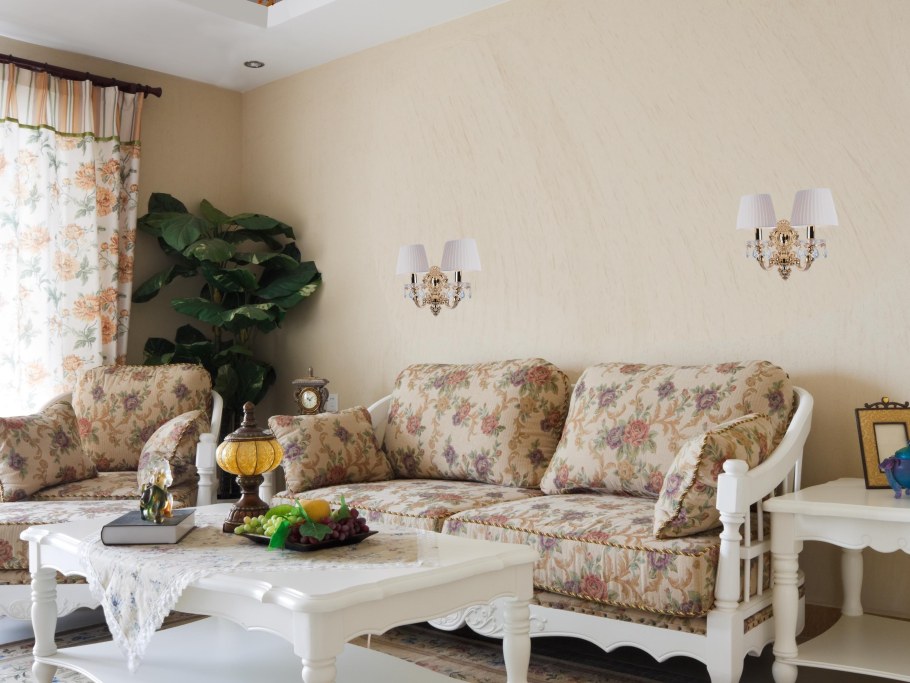 Бра над диваном в гостиной