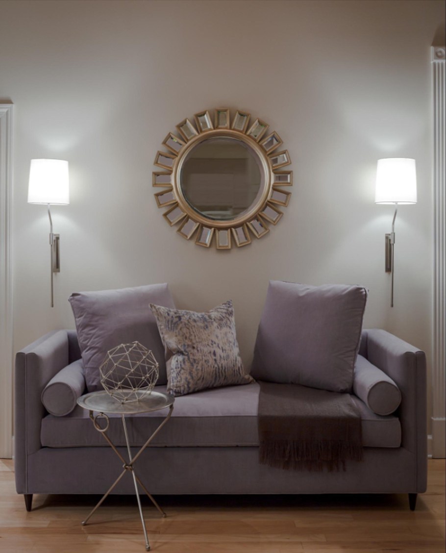 Бра над диваном в гостиной