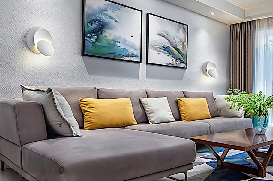 Бра над диваном в гостиной