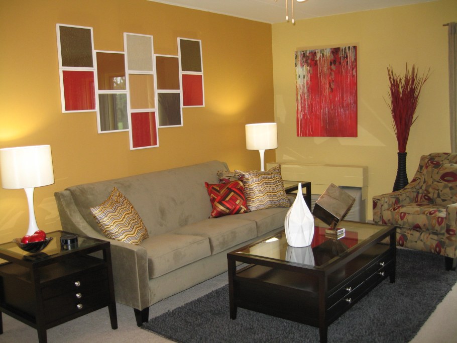 Светильники за диваном