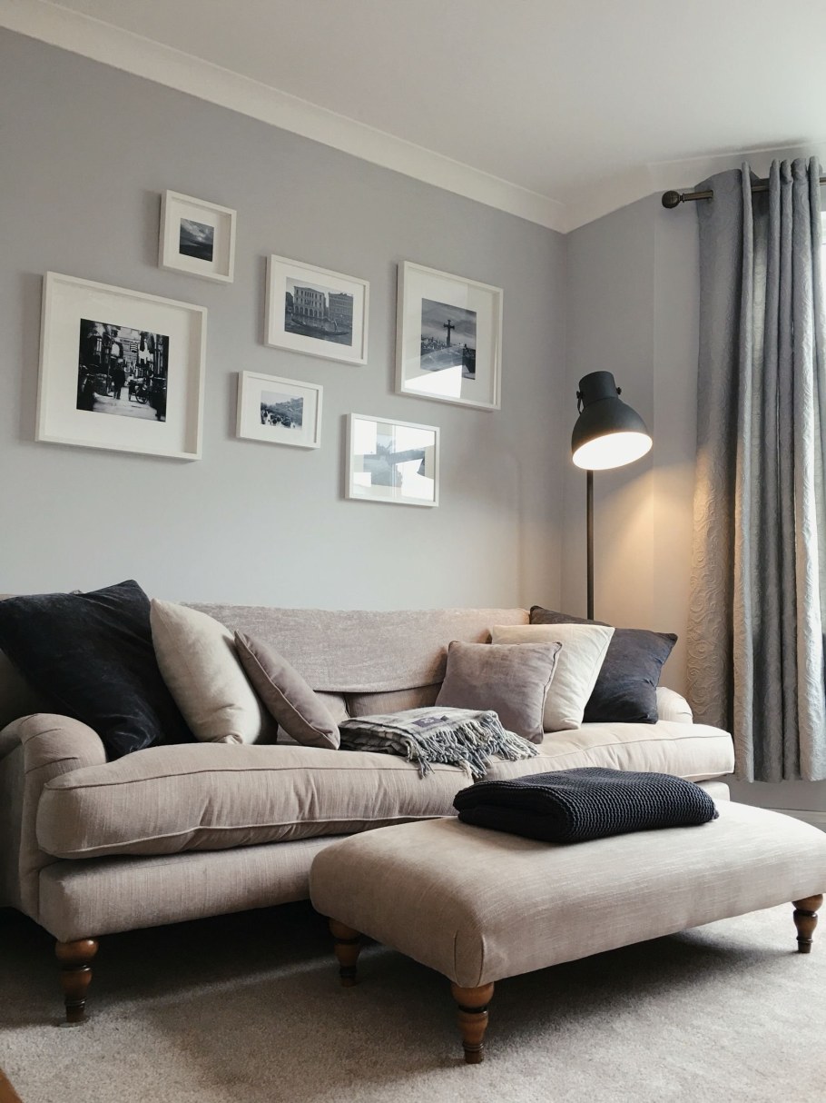 Бра над диваном в гостиной