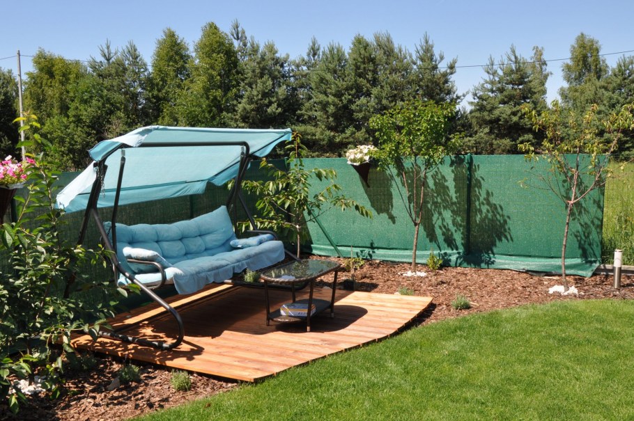 Беседка для дачи из маскировочной сетки