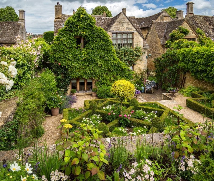 Cottage Manor Garden в Англии