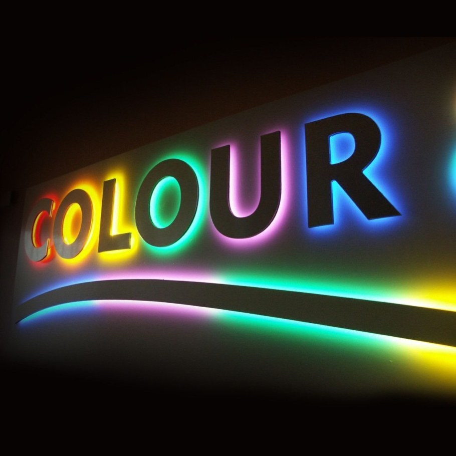 Рекламная вывеска с подсветкой