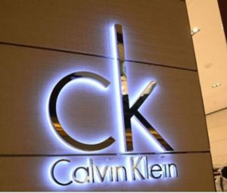 Золотая вывеска с подсветкой