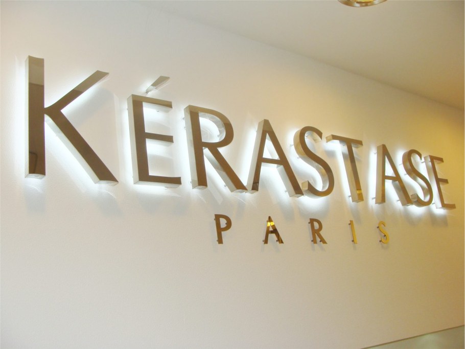 Металлическая вывеска с контражурной подсветкой