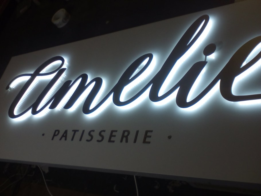 Белые буквы с контражурной подсветкой