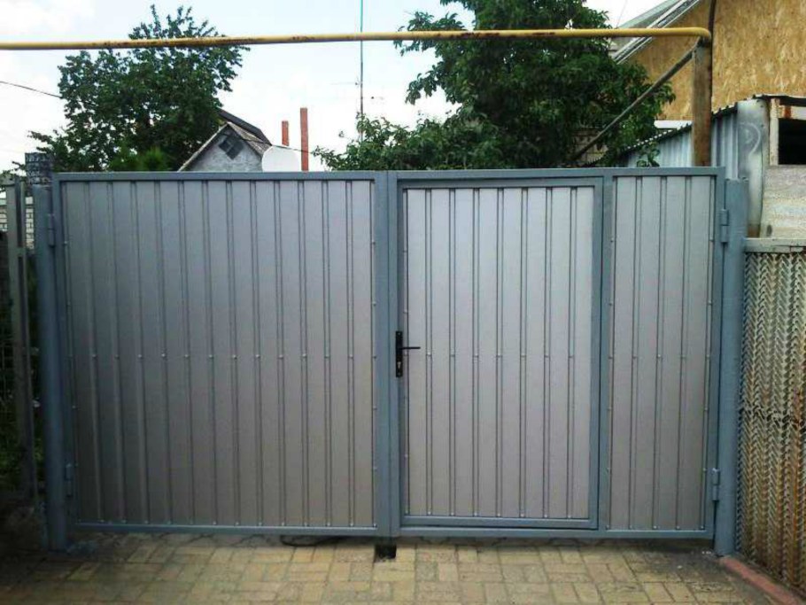 Ворота с калиткой внутри из профнастила