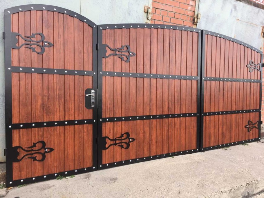 Ворота и калитка из металлопрофиля под дерево