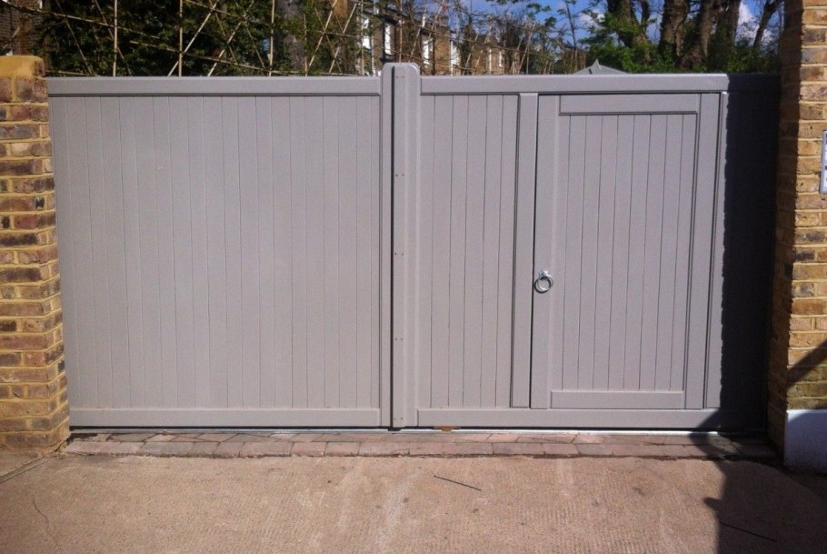 Металлические ворота на дачу со встроенной калиткой