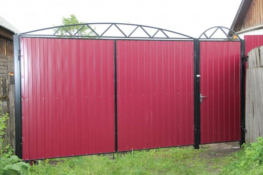 Ворота из профнастила с калиткой