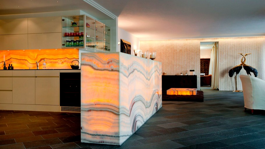 Оникс с подсветкой в интерьере