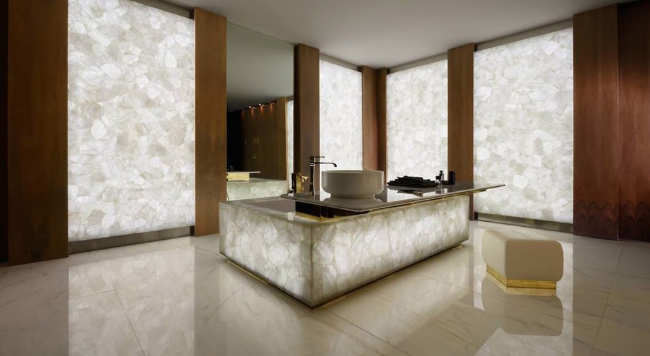 Оникс с подсветкой в интерьере