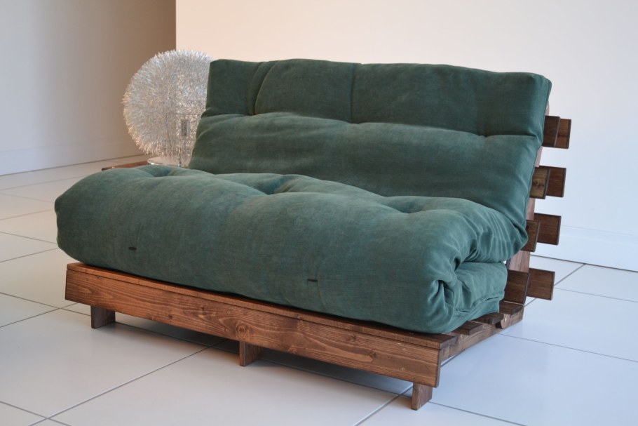 Полосатый диван