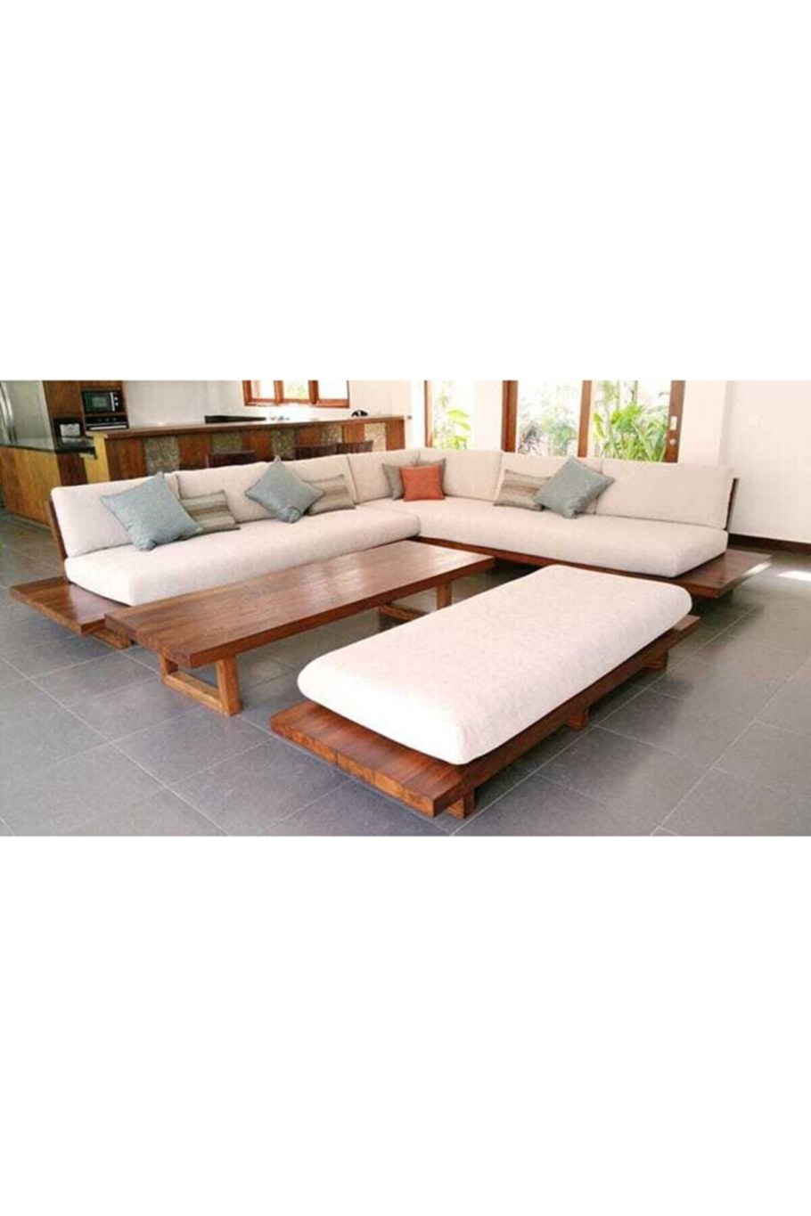 Низкий диван в японском стиле