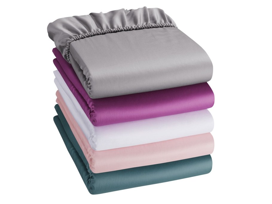 Простынь на кровати