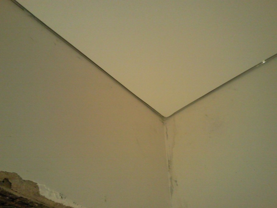 Внутренний угол натяжного потолка