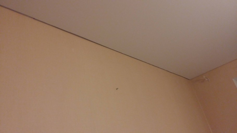 Натяжные потолки без плинтуса потолочного
