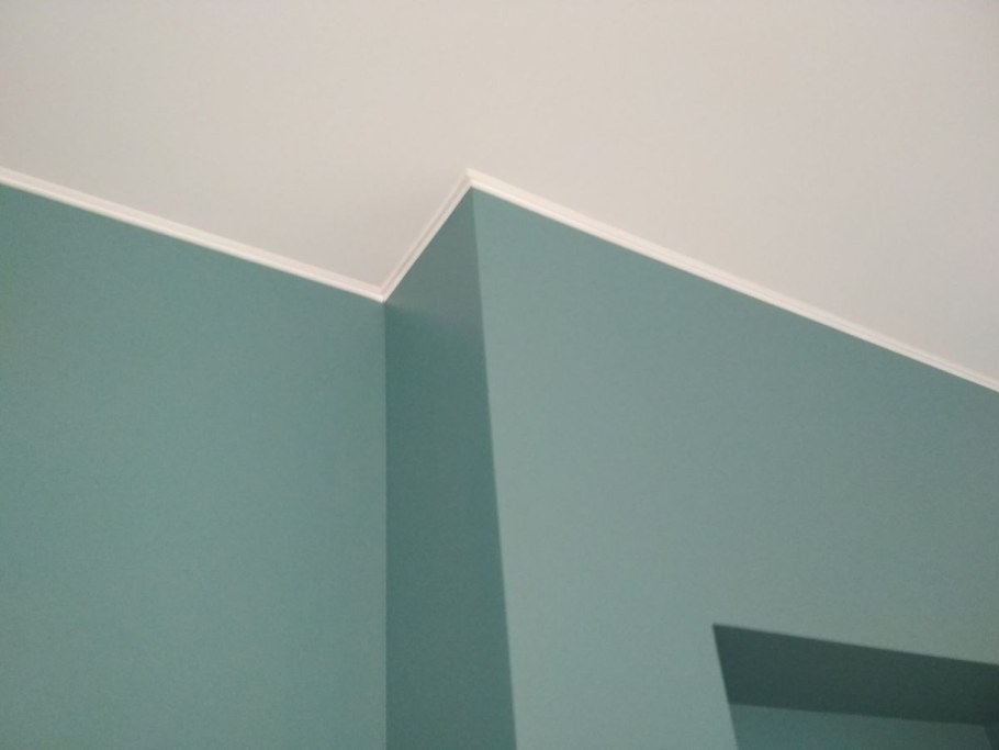 Натяжной потолок стык со стеной