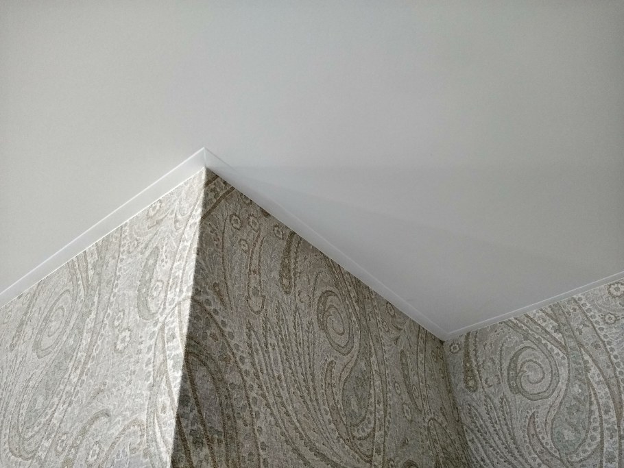 Натяжной потолок без багета