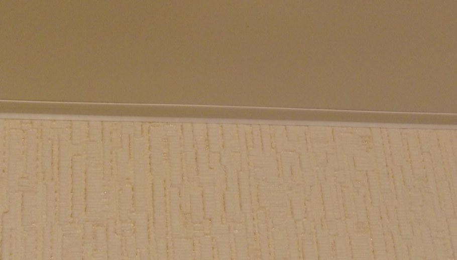 Стык потолка и стены без плинтуса