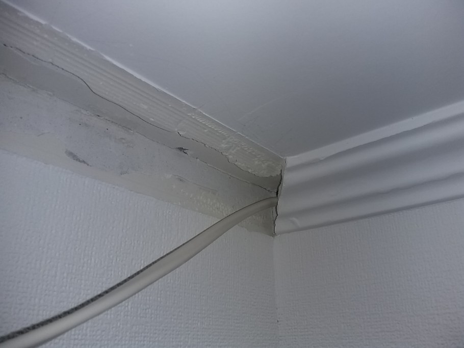 Потолочный плинтус для проводов