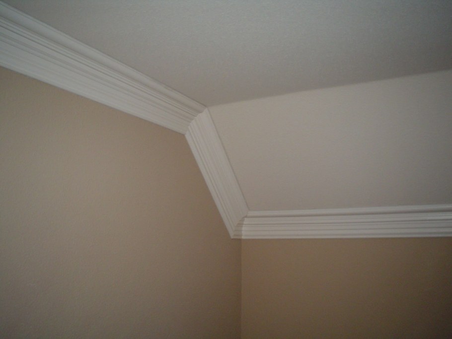 Потолочный плинтус на мансндре