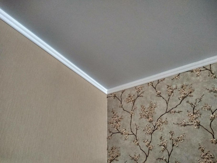 Плинтус для натяжного потолка