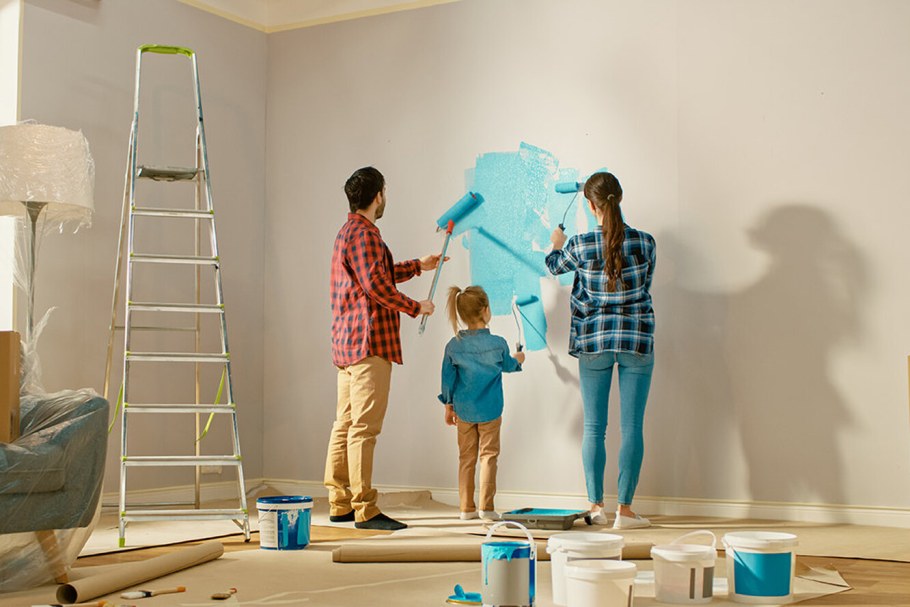 Мастера делают ремонт в детской